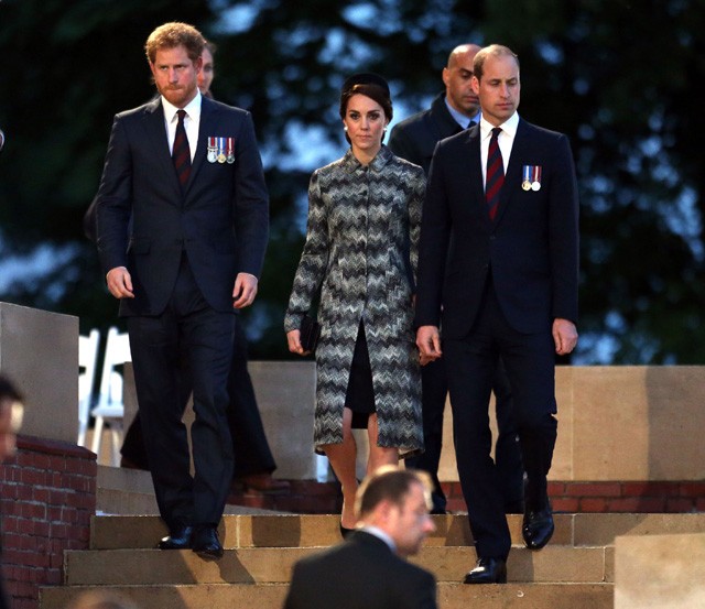 kate middleton, megemlékezés, vilmos, harry herceg, hercegné, kabátruha