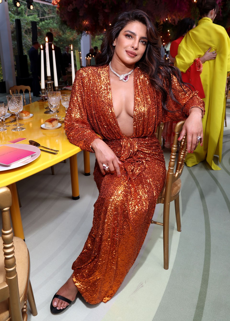  Priyanka Chopra egy arannyal szőtt Rasario ruhában a Bulgari nyári partiján