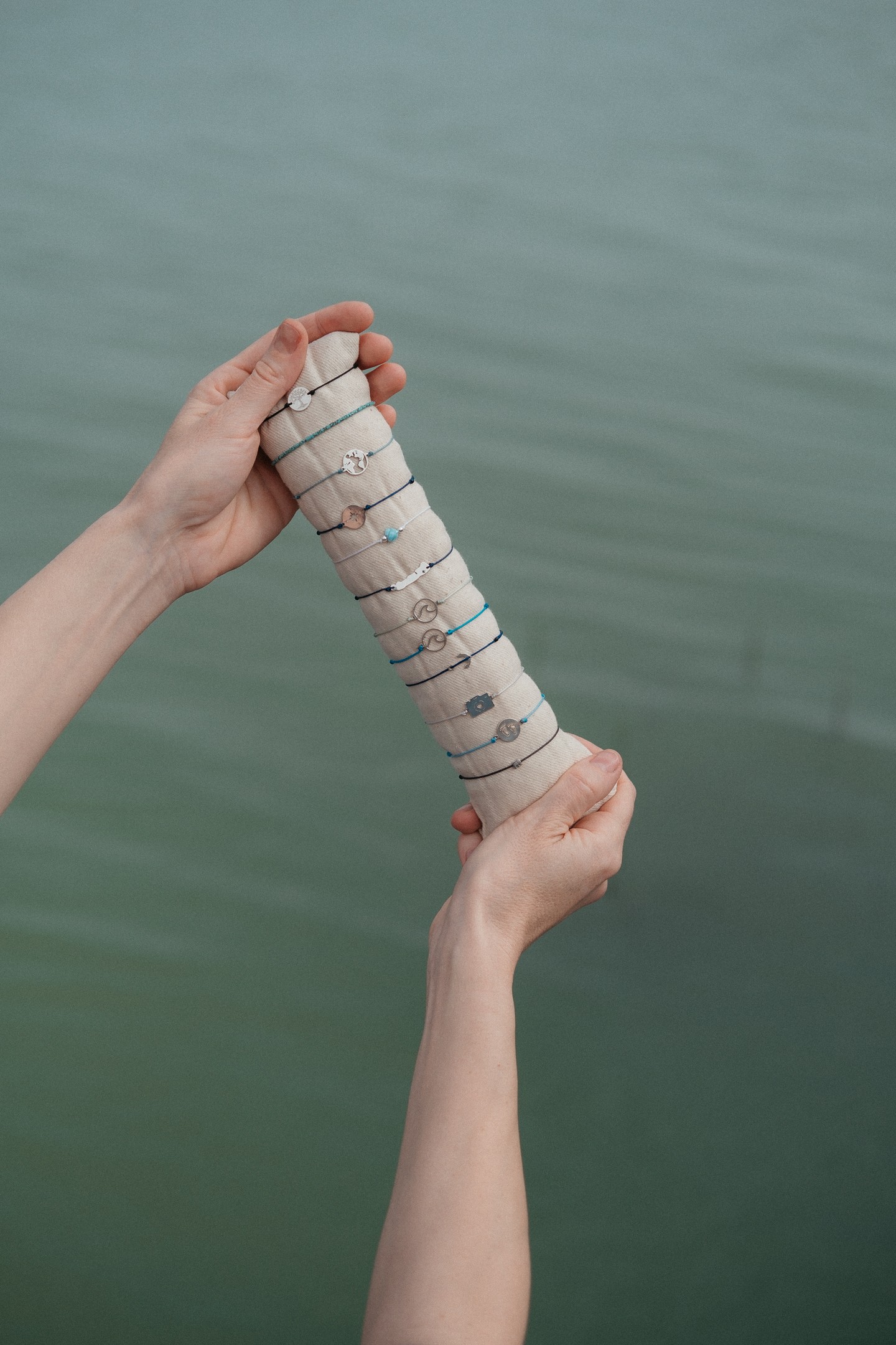 "Ha valaki ránéz, csak egy apró fémdarabot lát, ami megcsillan valaki csuklóján, de aki viseli, annak lehet, hogy egy életen átívelő jelentés és történet"