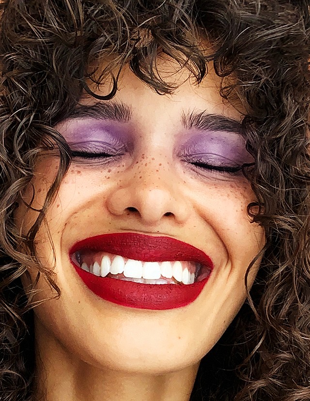 Vörös rúzs és hangsúlyos szemsmink? Naná! Bebizonyítjuk, hogy ez a kombináció nem tabu többé!