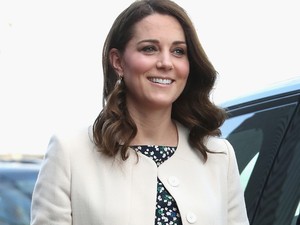 Katalin hercegné pár héttel a szülés előtt olyan szűk nadrágba préselte magát, mint még soha!