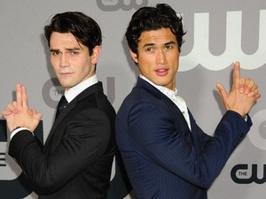 A Riverdale két fiú sztárja leopárdmintás kezeslábasban szexizett