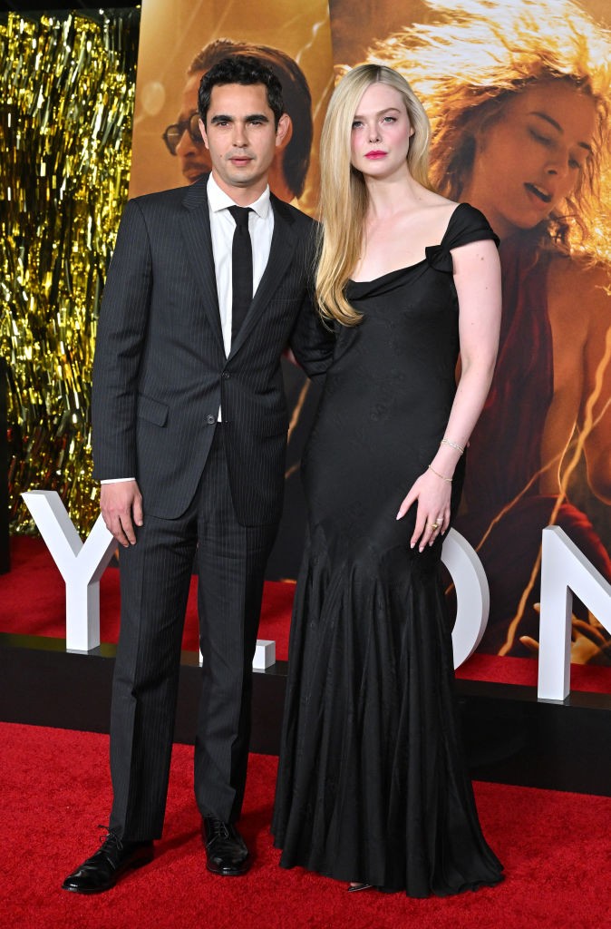 Max Minghella és Elle Fanning a Babylon Los Angeles-i premierjén