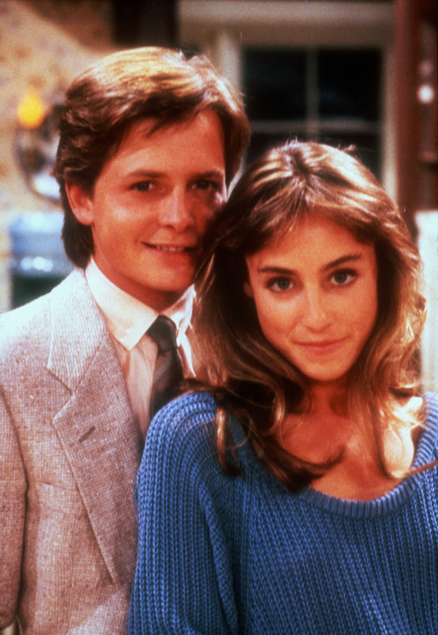 Michael J. Fox és Tracy Pollan a '80-as évek egyik legsikeresebb sorozata, a Családi kötelékek (Family Ties) forgatásán találkoztak először, ahol egymás szerelmeit alakították. Bár a képernyőn azonnal működött köztük a kémia, ekkor még mindketten foglaltak voltak, így a való életben még nem tudott kiteljesedni a szerelmük.