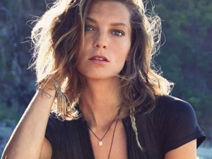 A lengyel szépség vetkőzéssel ünnepli visszatérését