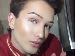 Főnöke arra kérte a férfit, mossa le a sminkjét, ő így vágott vissza