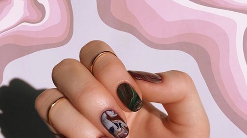 Így készíthetsz otthon magadnak márványos manikűrt pillanatok alatt