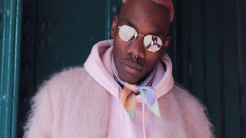 Ez a pasi minden nap visel rózsaszínt, és elképesztően vagány