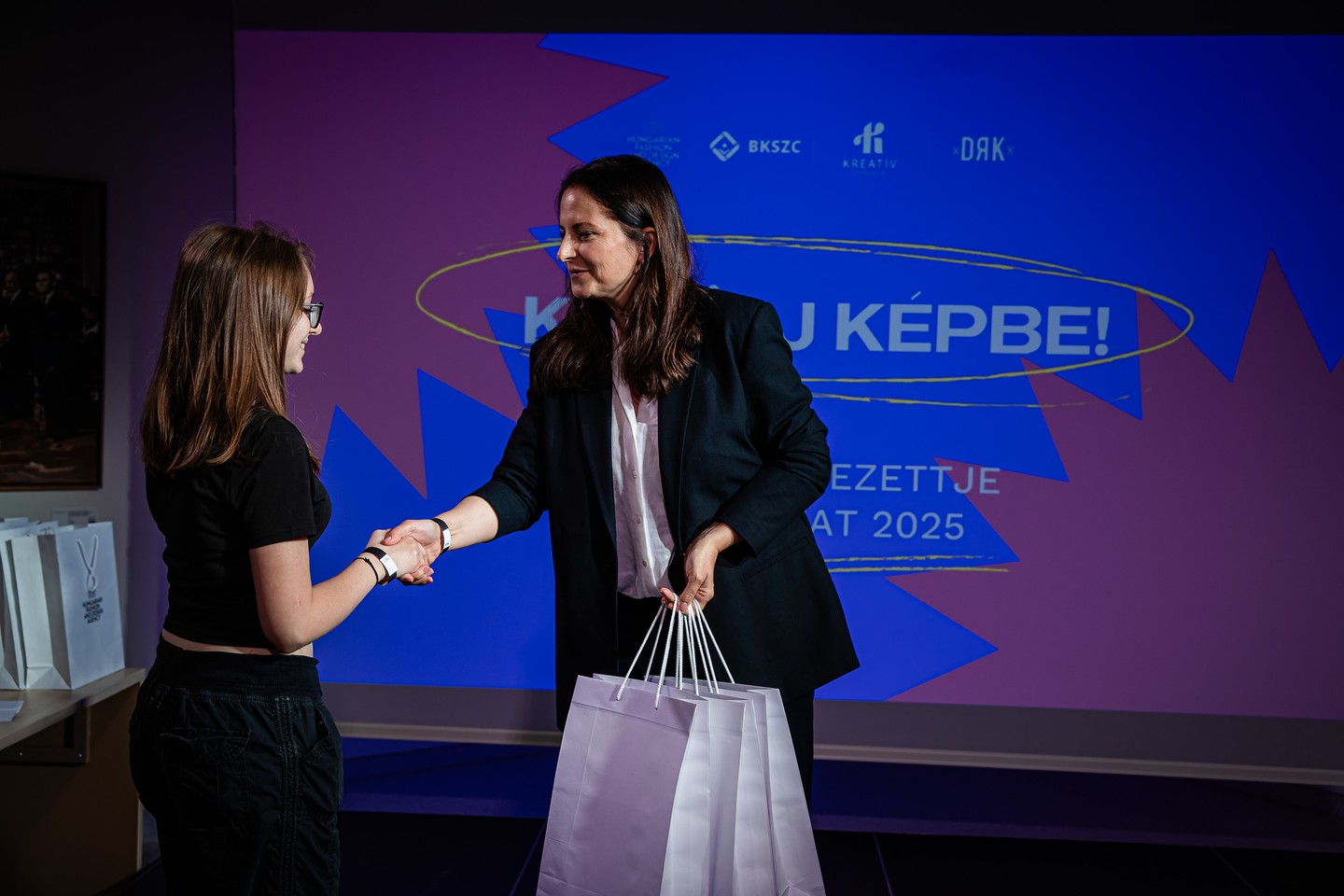 Osvárt Judit, a zsűri tagja gratulál a nyerteseknek