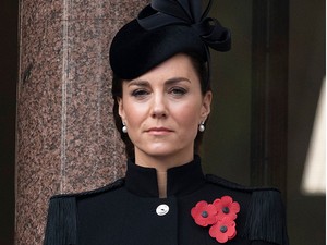Kate Middleton távolságtartással, elegáns kabátban emlékezett meg az elesett katonákról