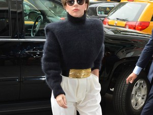 Szőrös garbóban Lady Gaga