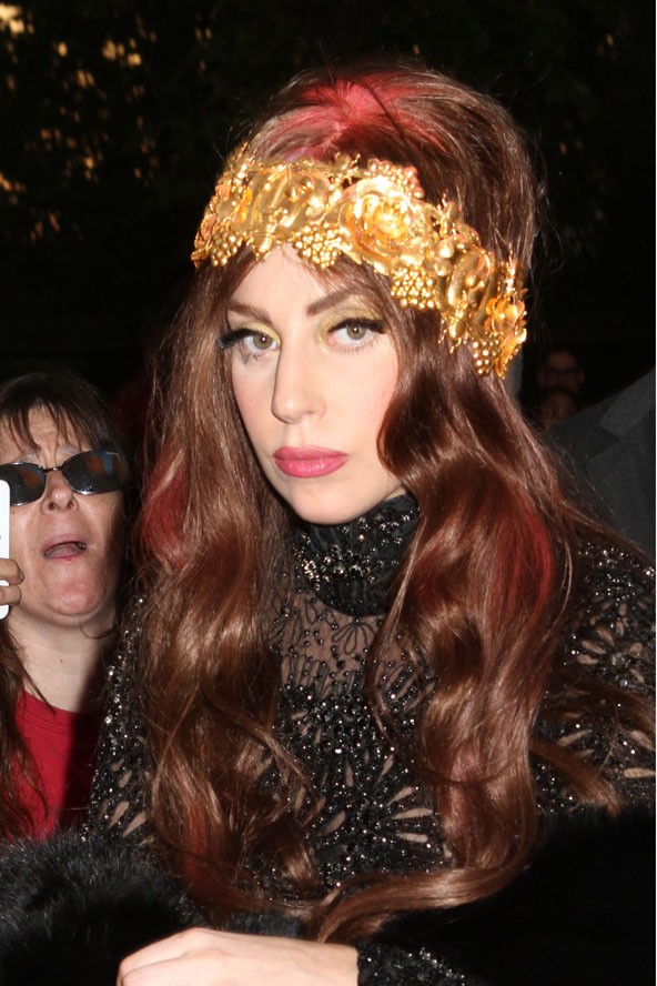 Igazán többször viselhetne barna parókát, nem gondolod?