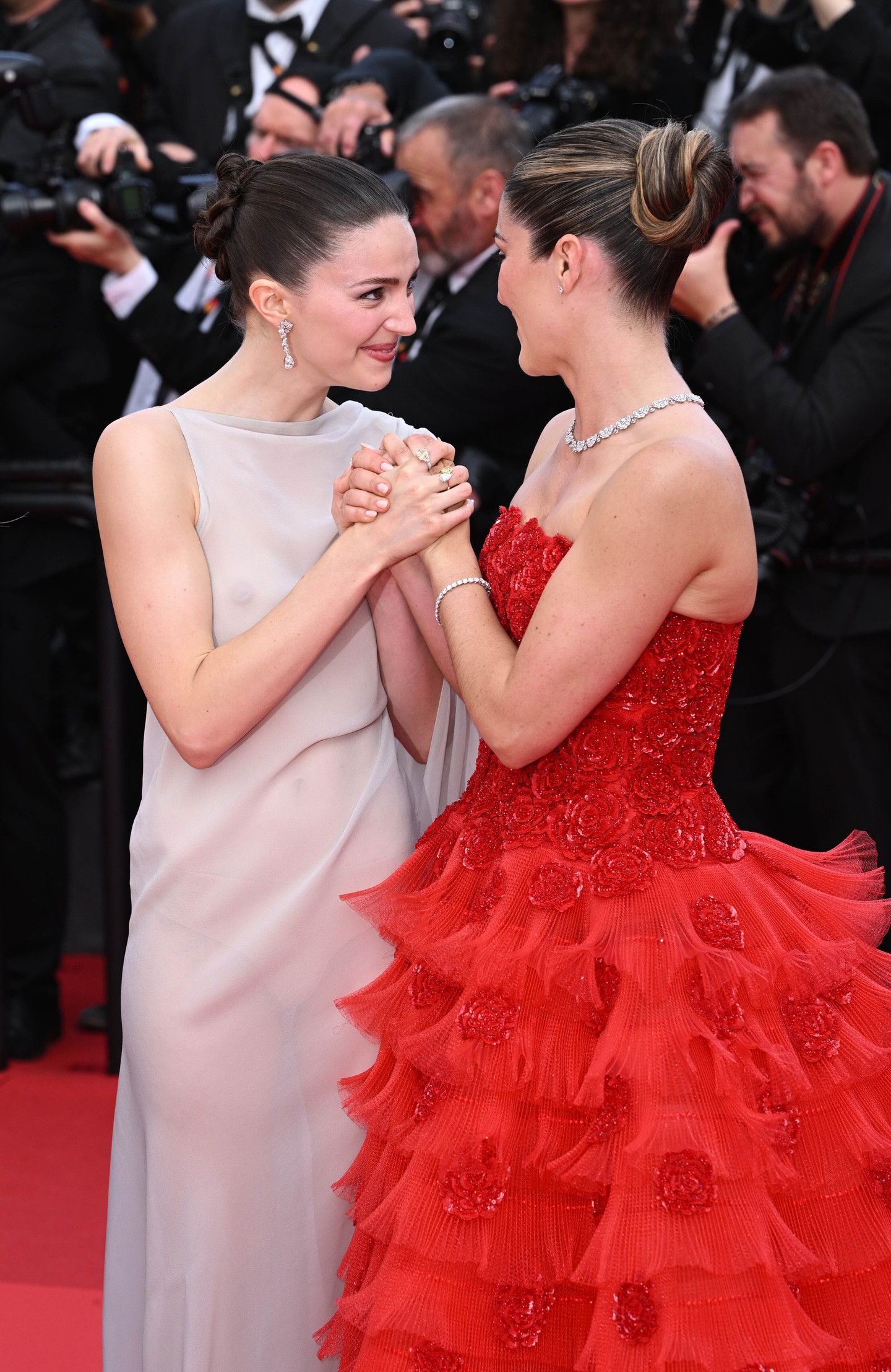 Ella Hunt pedig bebizonyította, hogyan lehet egy klasszikus szabás is izgalmas, ha megfelelő az anyagválasztás