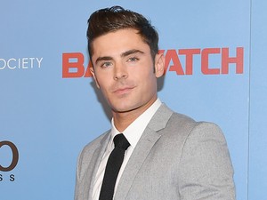 Zac Efron pornóbajuszt növesztett, és jó ég, ez tényleg működik!