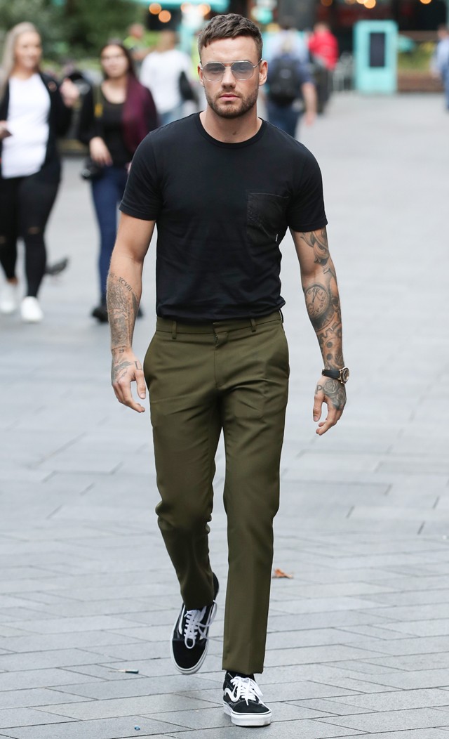 Liam Payne még egy ilyen egyszerű szettben is ijesztően szexi