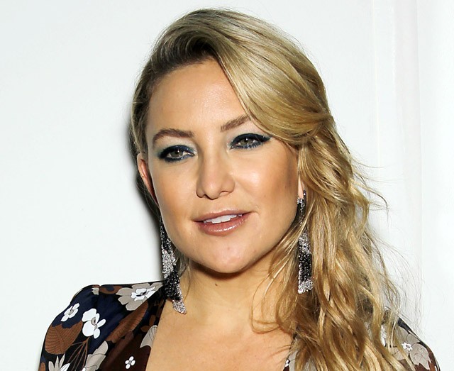 kate hudson, michael kors, golden heart, vörös szőnyeg, dekoltázs, dekoltált ruha, otthonka