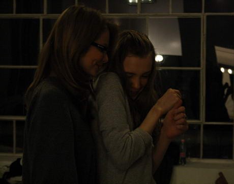 Enikő és Zsófi remekül elviccelődtek, amíg várták, hogy rájuk kerüljön a sor.