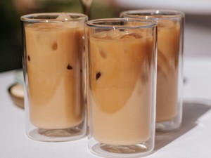 Készítsd el a nyár kedvenc kávékülönlegességét, kevesebb, mint öt perc alatt!