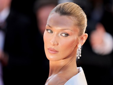 Bella Hadid meztelenfelsőben szabadította fel a melleit Cannes-ban, óriási feltűnést keltett
