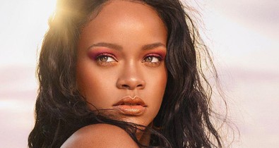 Rihanna kusza farmerszoknyáját egyáltalán nem értjük, de akarjuk!