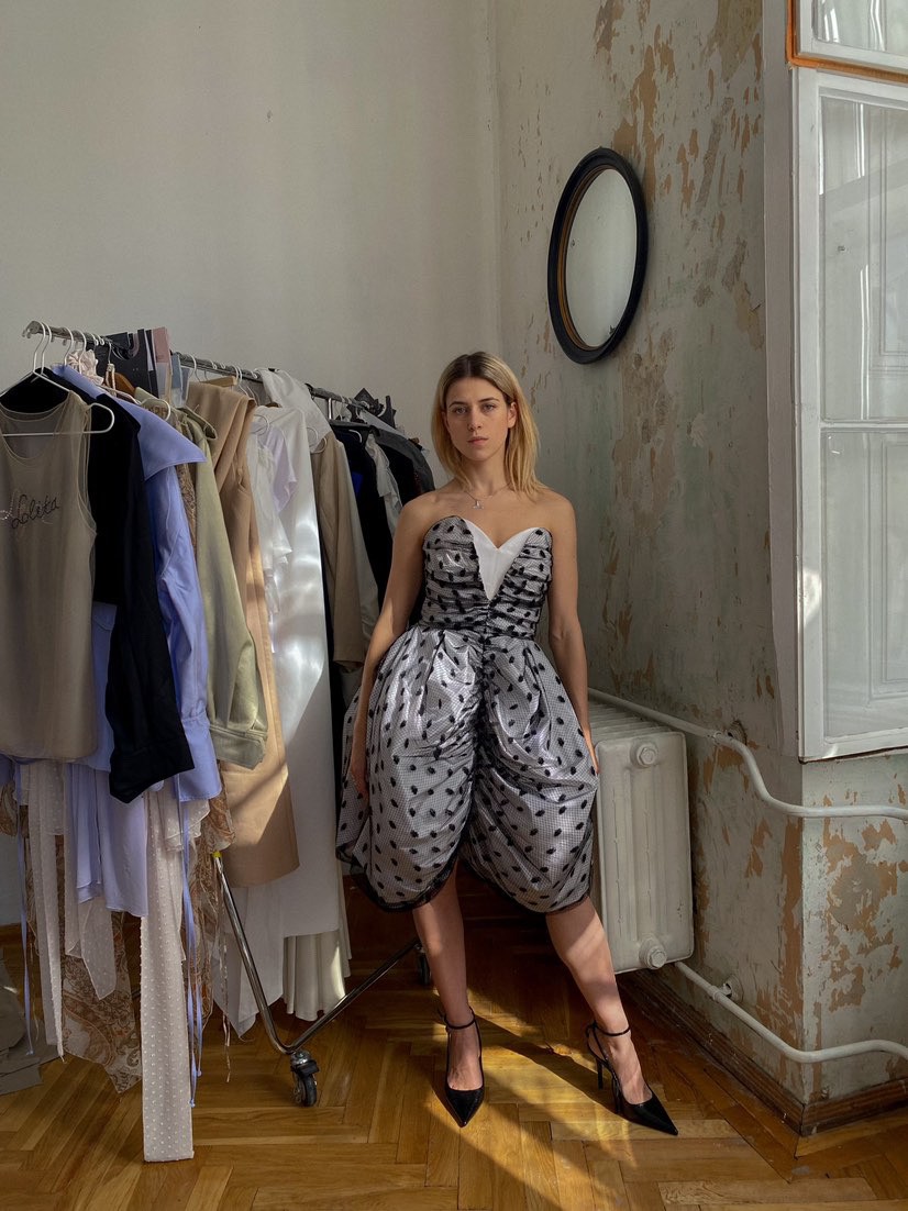 Nagy Katica a Glamour Women of the Year gálára választott Lajos Atelier ruháját próbálja