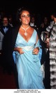 1974-ben Elizabeth Taylor káprázatos égszínkék ruhában érkezett az Oscar-gálára, megjelenését pedig egy látványos gyémántnyaklánc tette még emlékezetesebbé. Igazi hollywoodi nagyasszonyként vonult végig a vörös szőnyegen – stílusa ekkorra már legendává vált.
