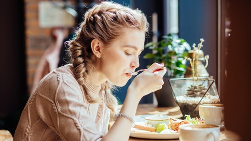 A tudósok azonnal betiltanák ezt a 2 közkedvelt ételt, mert rákot okoznak, mégis napi szinten eszünk belőlük