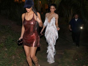 Kim Kardashian vizespólózott és melltartó nélkül bulizott