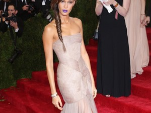 Joan Smalls merész rúzsban a Met gálán