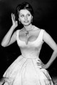 Azért Sophia Loren is tudott villantani, ha akart. A mediterrán szépségeket kedvelő férfihadak az ő dekoltázsáért rajongtak végig a 60-as években. A teltebb nők pedig úgy érezték, van remény.
