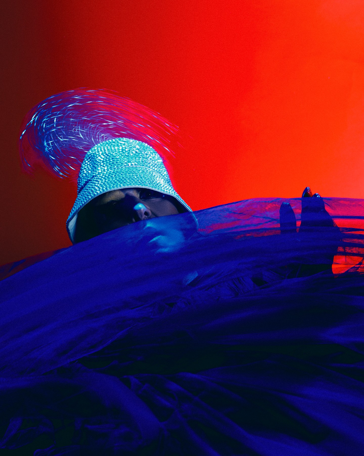 Tüllruha, bőrkesztyű, strasszos vödörkalap: Kiss Márk