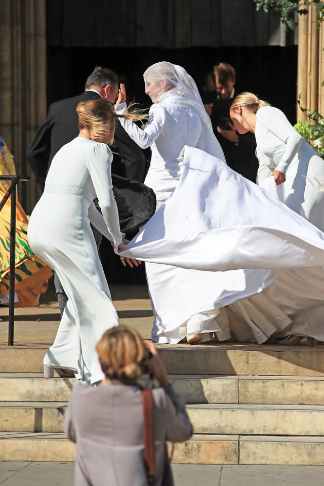 Ellie Goulding férjhez ment, és mi csak ámulunk, milyen gyönyörű menyasszony