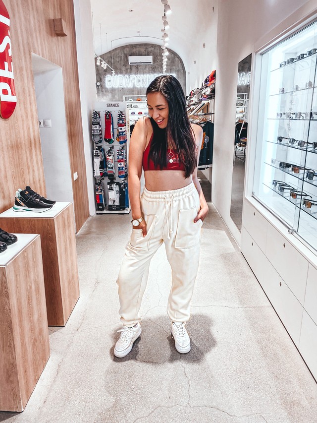 DJ Nara tökéletesen kombinálja a fürdőruhát az utcai szerelésekkel is