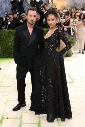 Zoë Kravitz, a Saint Laurent márkanagyköveteként természetesen a divatház kreációját, Anthony Vaccarello tervezését viselte. A közös fotó sem maradt el a Met lépcsőjén.  