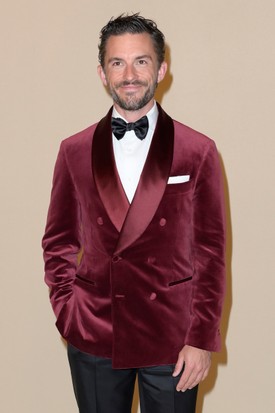 Jonathan Bailey (Anthony Bridgerton) a 4. évadban állítólag epizódonként 150 000 és 250 000 dollár között keres. 