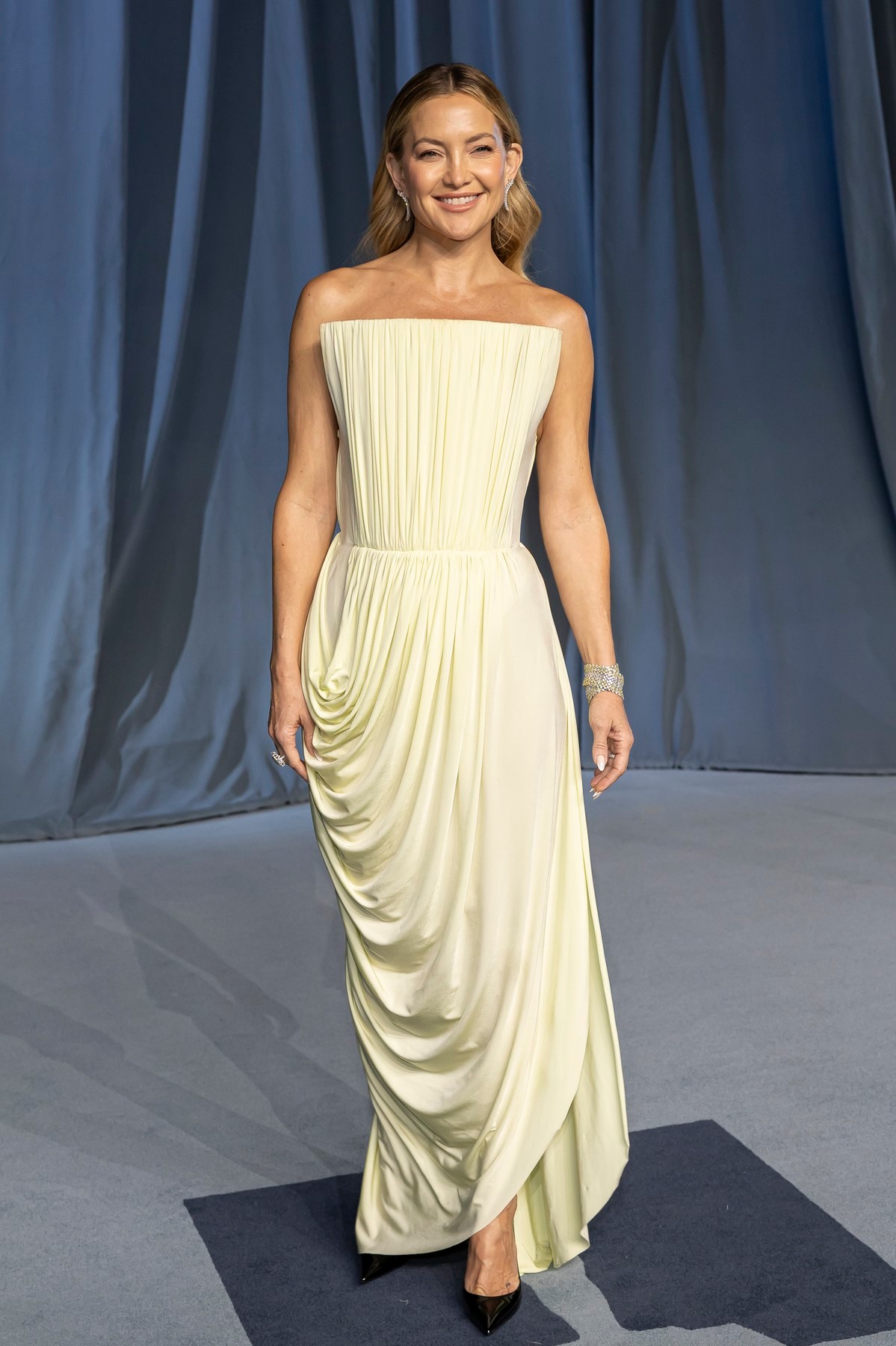 Kate Hudson vajszínű Stella McCartney kreációja maga a megtestesült elegancia. 