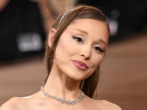 Ariana Grande drámaian rövid hajra váltott, óriási átalakuláson esett át