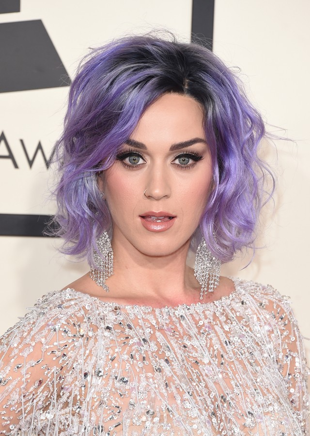 Katy Perry metálosan lila frizurával