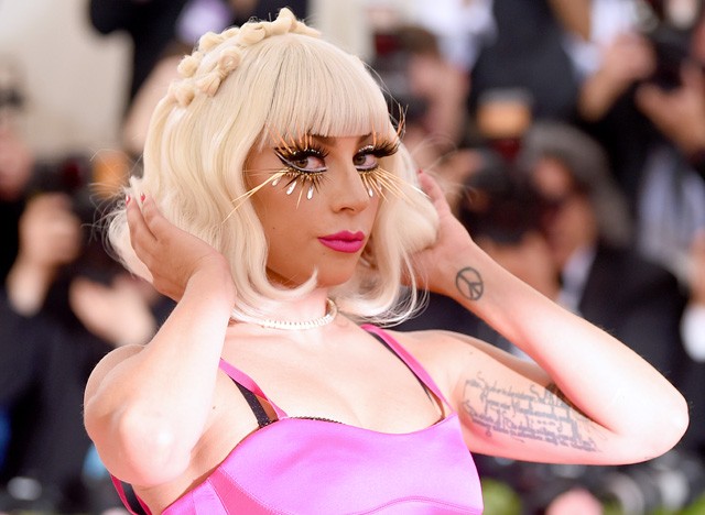 Lady Gaga akkorát esett a színpadról, hogy azt még nézni is fáj