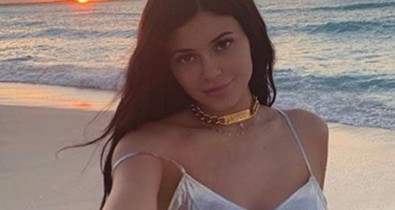 Egy átlagos testalkatú lány Kylie Jenner ruháiban úgy néz ki, mint egy Teletubby