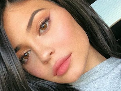 Kylie Jenner olyan tortával lepte meg szerelmét, hogy nem tudjuk, sírjunk vagy nevessünk