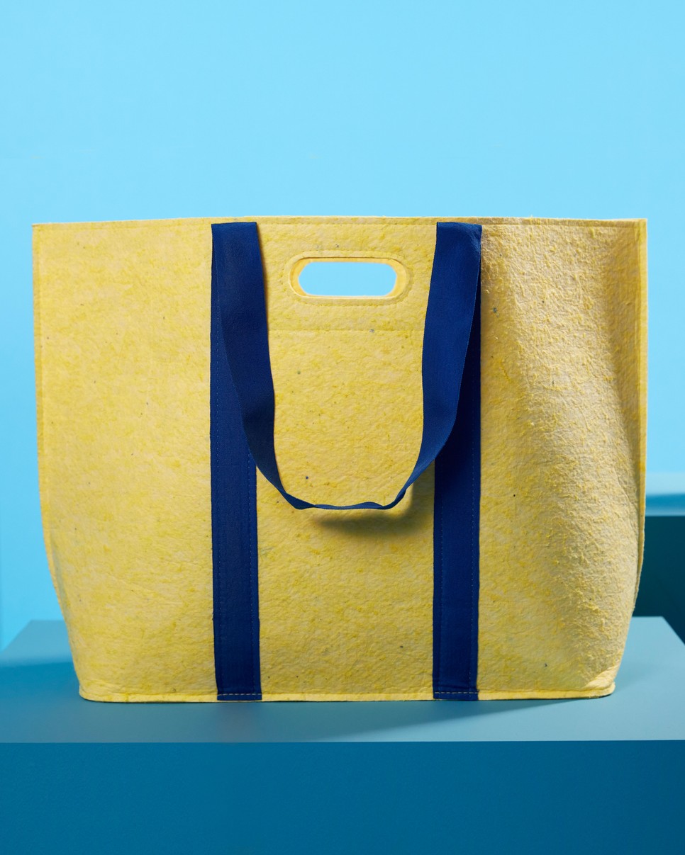 Táska az IKEA VÄXELBRUK kollekciójából, mely újrahasznosítással készült