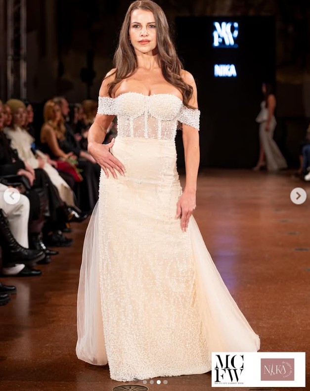 A vállvillantós menyasszonyi ruhát  Natalia Kanyk tervezte, és egyszerűen tökéletesen állt Krisztának. 