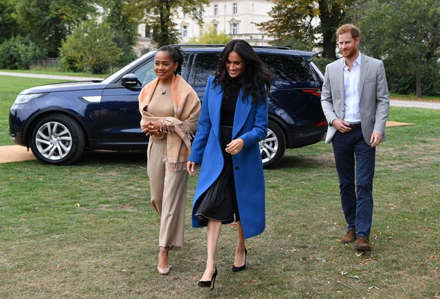 Meghan Markle hercegnéként szintet lépett, Harry pedig olyan szerelmesen néz rá, hogy elolvadunk