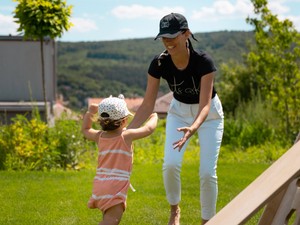 Kényelmes szettet választott mára Emi, a MomWow tervezője 