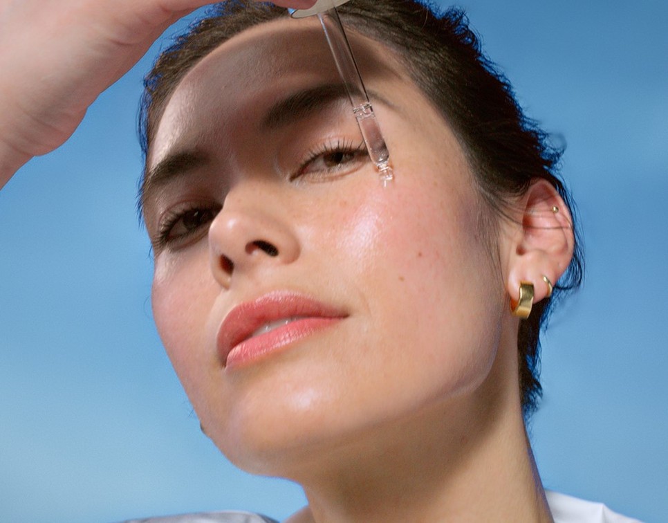 Értékes hatóanyagok, mint például a vitaminok, a hialuronsav vagy a bakuchiol segítenek, hogy jóval hatékonyabb legyen a bőrápolási rutin