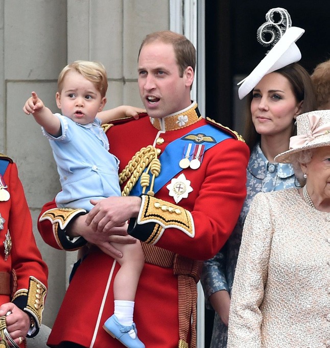 A katonai parádé nagyon lázba hozta a kis herceget