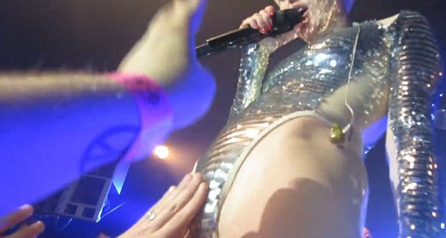 miley cyrus, london, gay, élő, vénusz domb, puncija, simogatják, koncert