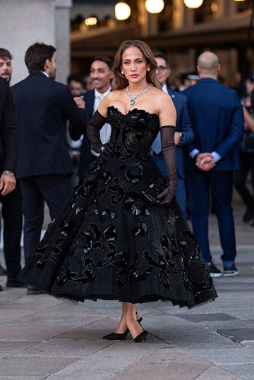 Jennifer Lopez egy egyedi tervezésű, 1950-es évek ihlette, drámai Dolce & Gabbana estélyiben érkezett a Vogue World bemutatójára, amit fekete, áttetsző operakesztyűkkel és egy  74 karátos Dolce & Gabbana gyémánt nyaklánccal egészített ki. 