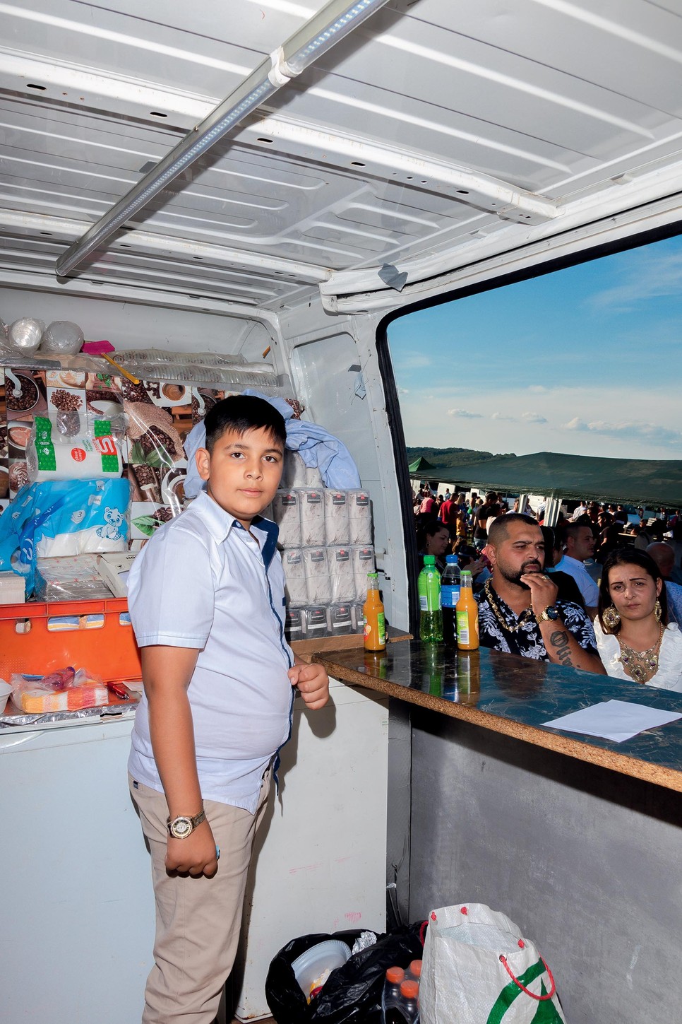 Szabó Emmának nem volt sok kapcsolódása addig a roma kultúrához, bár egyik dédnagymamája, mint kiderült roma származású volt, azonban ilyen mélységben nem látott bele korábban a roma közösség összetartó és zárt világába